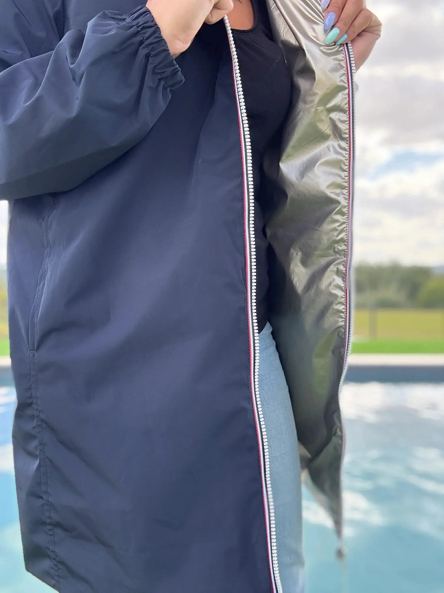 Manteau long réversible Melya Melody imperméable bleu marine et doré, parfait pour la mi-saison, style élégant et pratique.