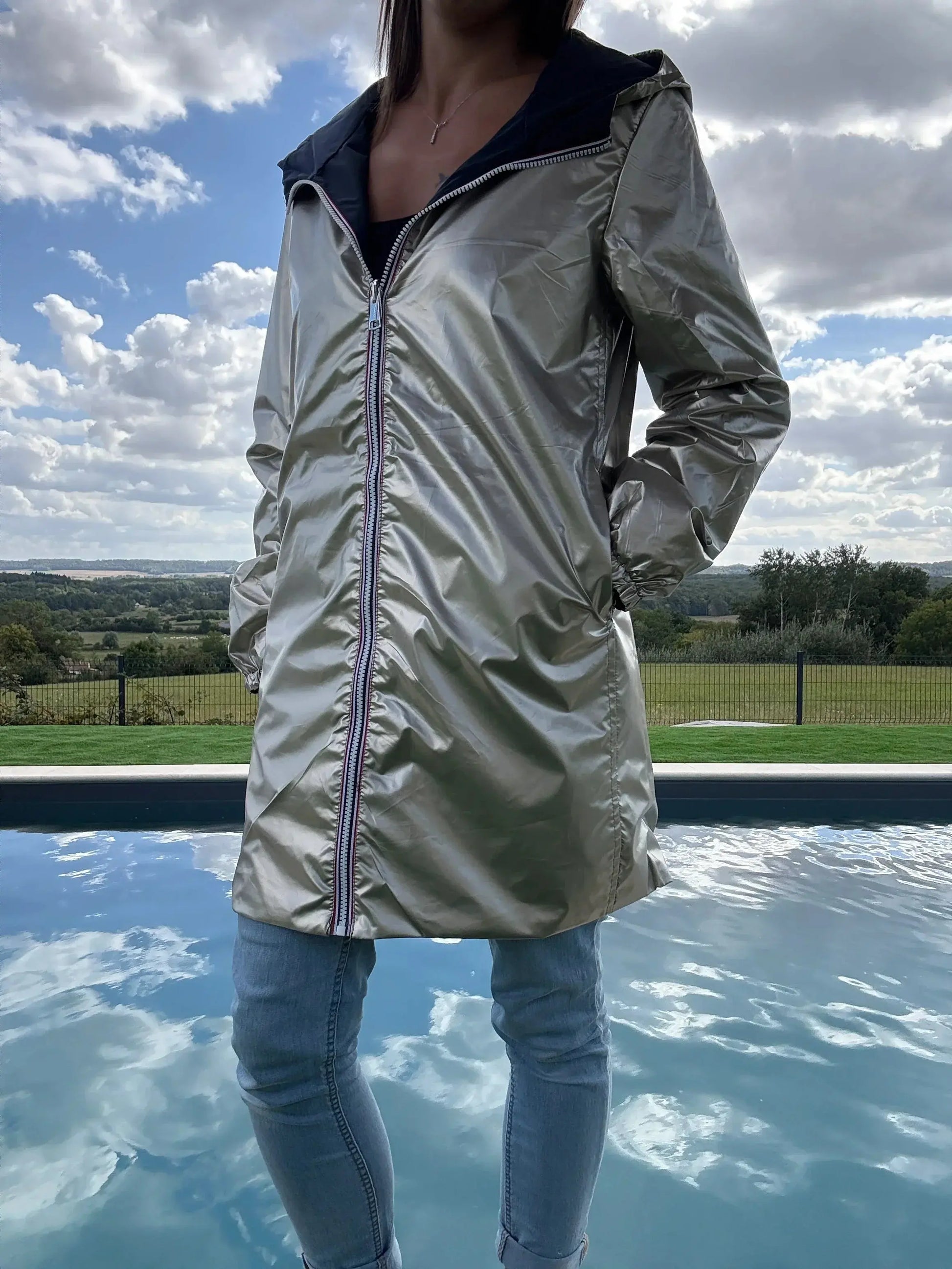 Manteau long réversible imperméable Melya Melody en bleu marine et doré, style mi-saison, avec capuche et poches.