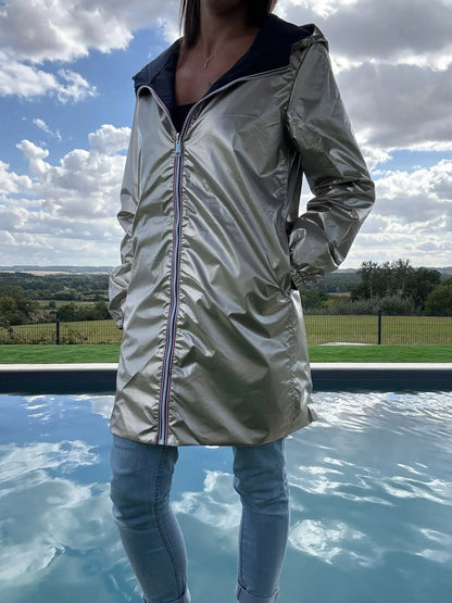 Manteau long réversible imperméable Melya Melody en bleu marine et doré, style mi-saison, avec capuche et poches.
