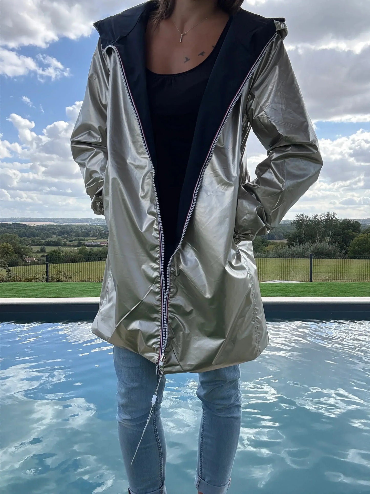 Manteau long réversible imperméable Melya Melody, bleu marine et doré, pour la mi-saison, détail de la texture et du style.