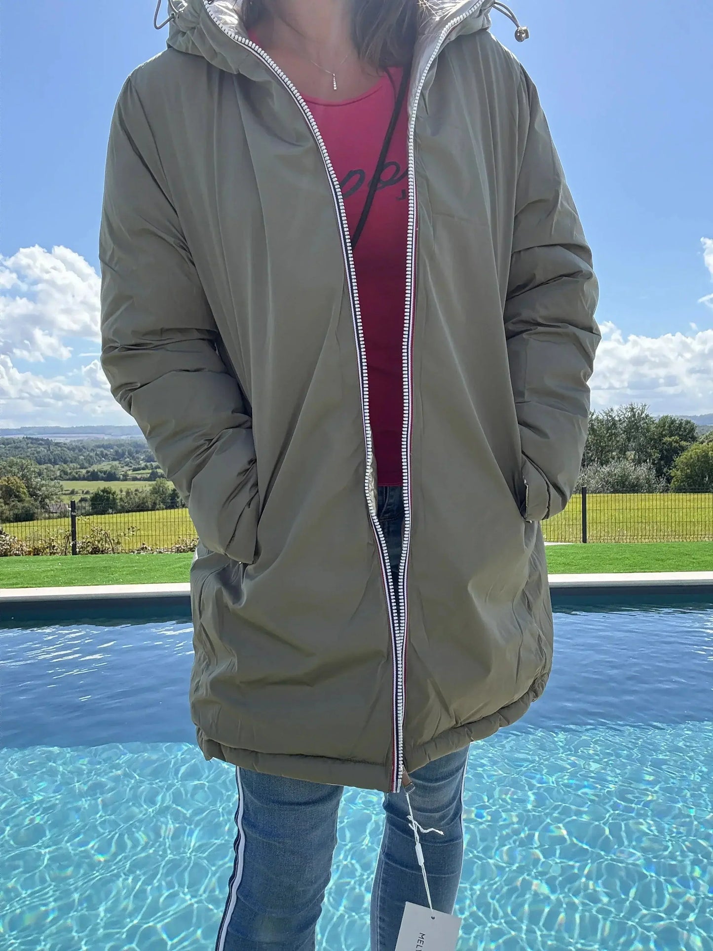 Manteau long réversible Melya Melody, imperméable et matelassé, kaki clair et doré, porté sur un mannequin.