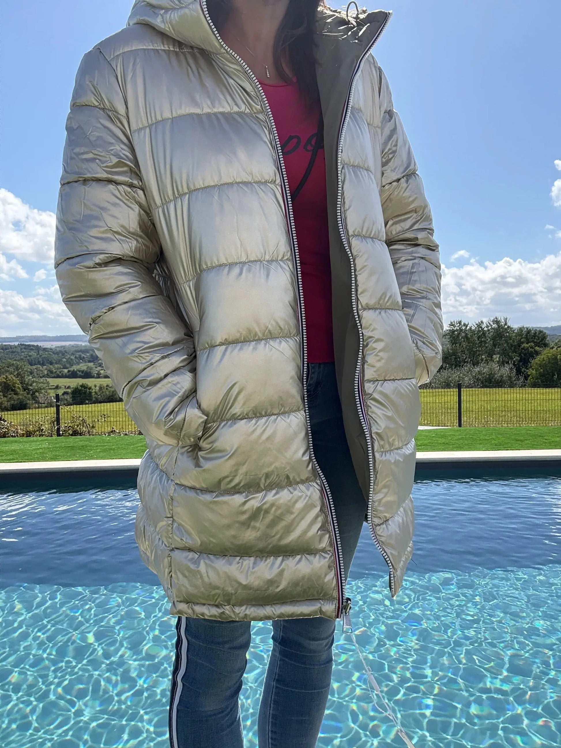 Manteau long réversible Melya Melody, imperméable, matelassé kaki clair et doré, porté par un mannequin.