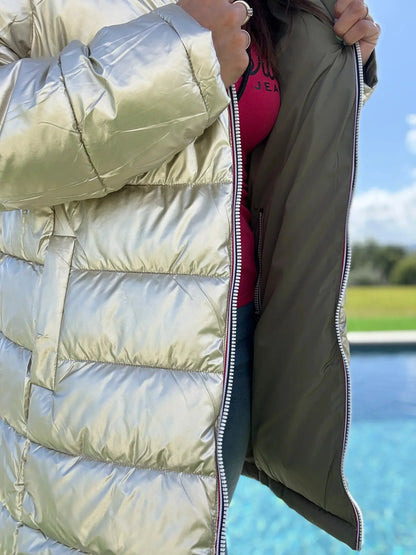 Manteau long réversible et imperméable Melya Melody en kaki clair et doré, matelassé, avec capuche et fermeture éclair.