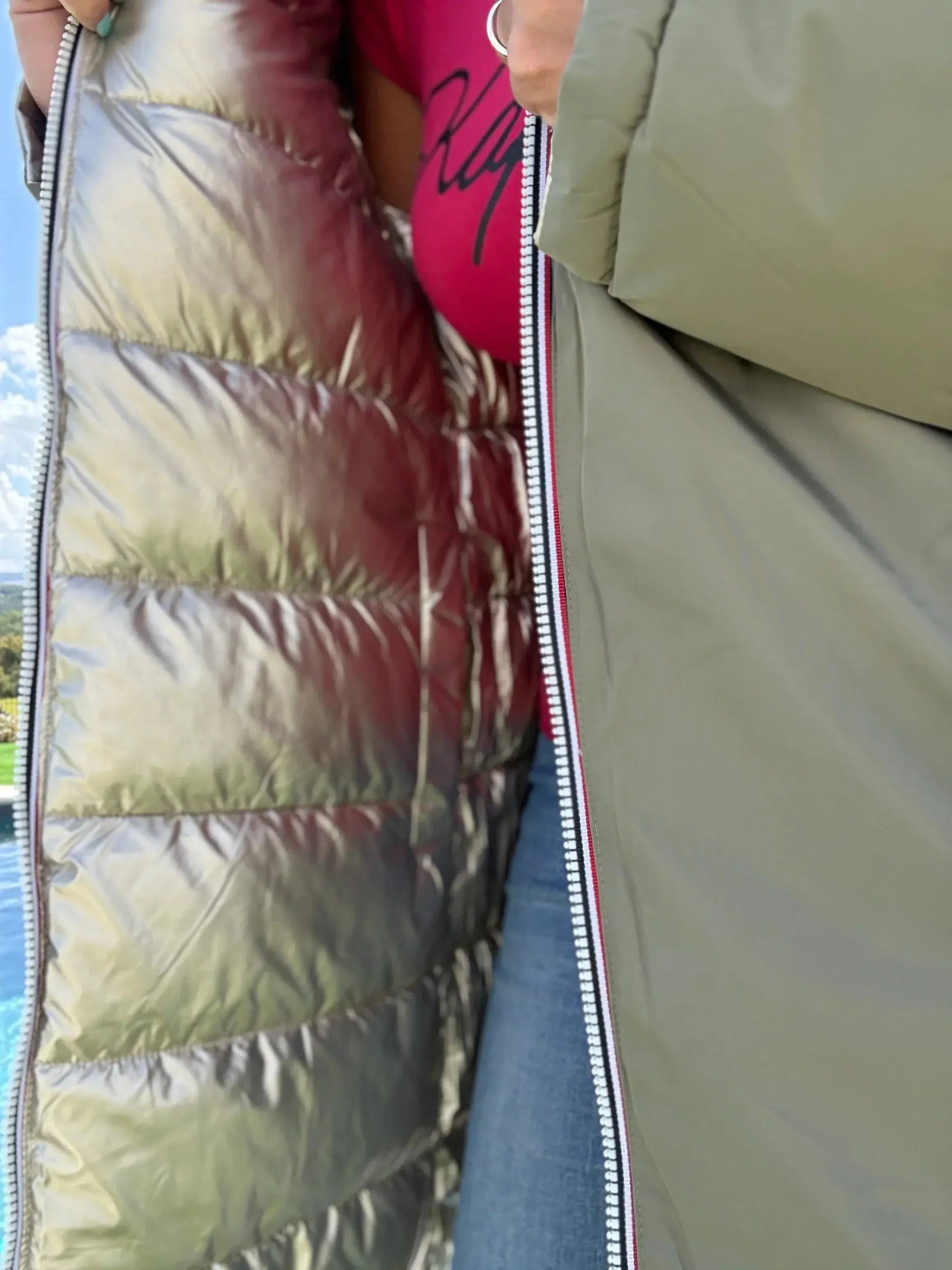 Manteau long réversible et imperméable Melya Melody kaki clair et doré, matelassé, idéal pour la saison.