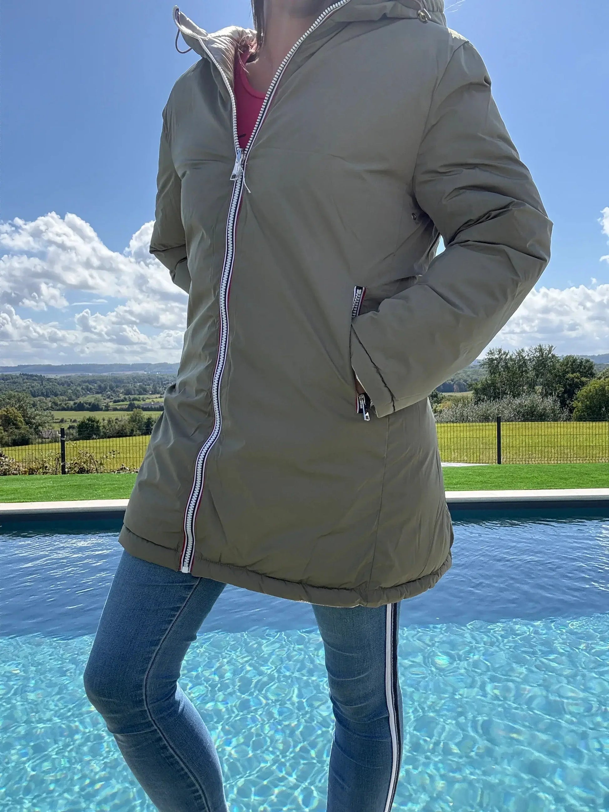 Manteau long réversible imperméable Melya Melody en kaki clair et doré, matelassé avec capuche, porté sur mannequin.