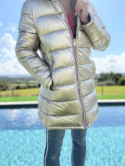 Manteau long réversible et imperméable Melya Melody avec finition matelassée noir et doré, détails visibles en image.