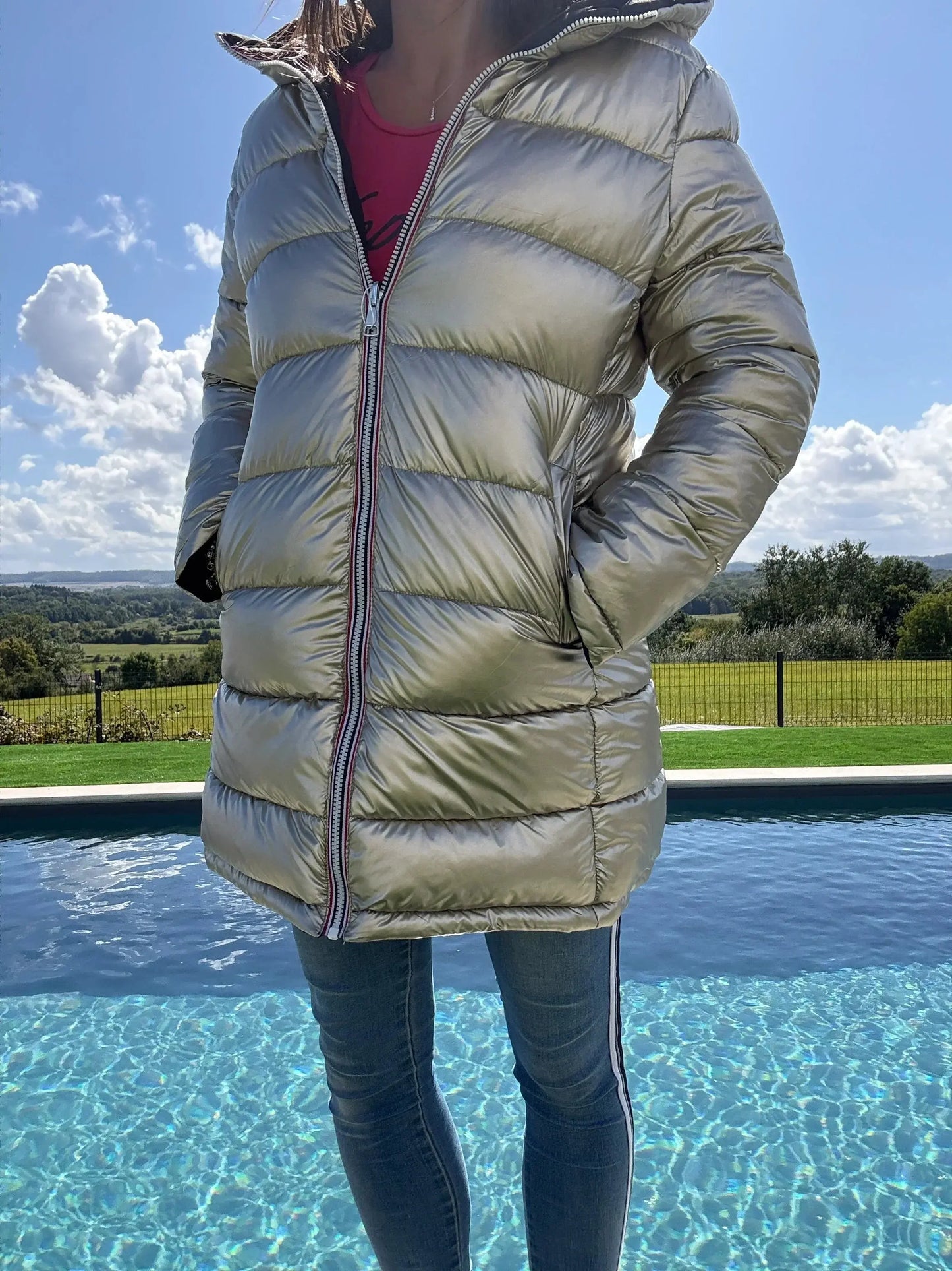 Manteau long réversible Melya Melody, imperméable et matelassé noir/doré, porté par un mannequin, vue de face.