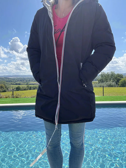 Manteau long réversible et imperméable Melya Melody, matelassé noir et doré, porté par un modèle, détail de la texture et du design.