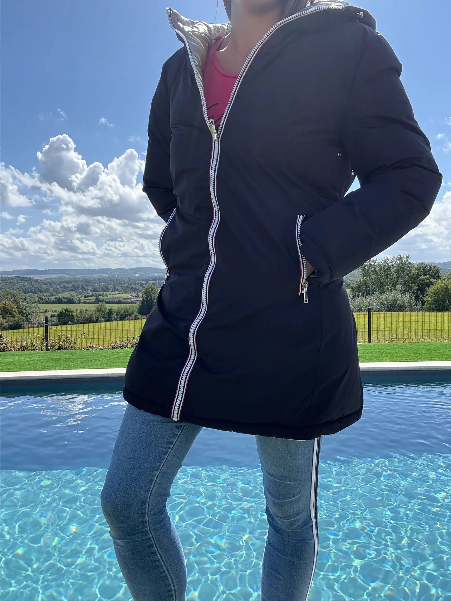 Manteau long réversible et imperméable Melya Melody en noir et doré, matelassé, mode élégante et fonctionnelle.