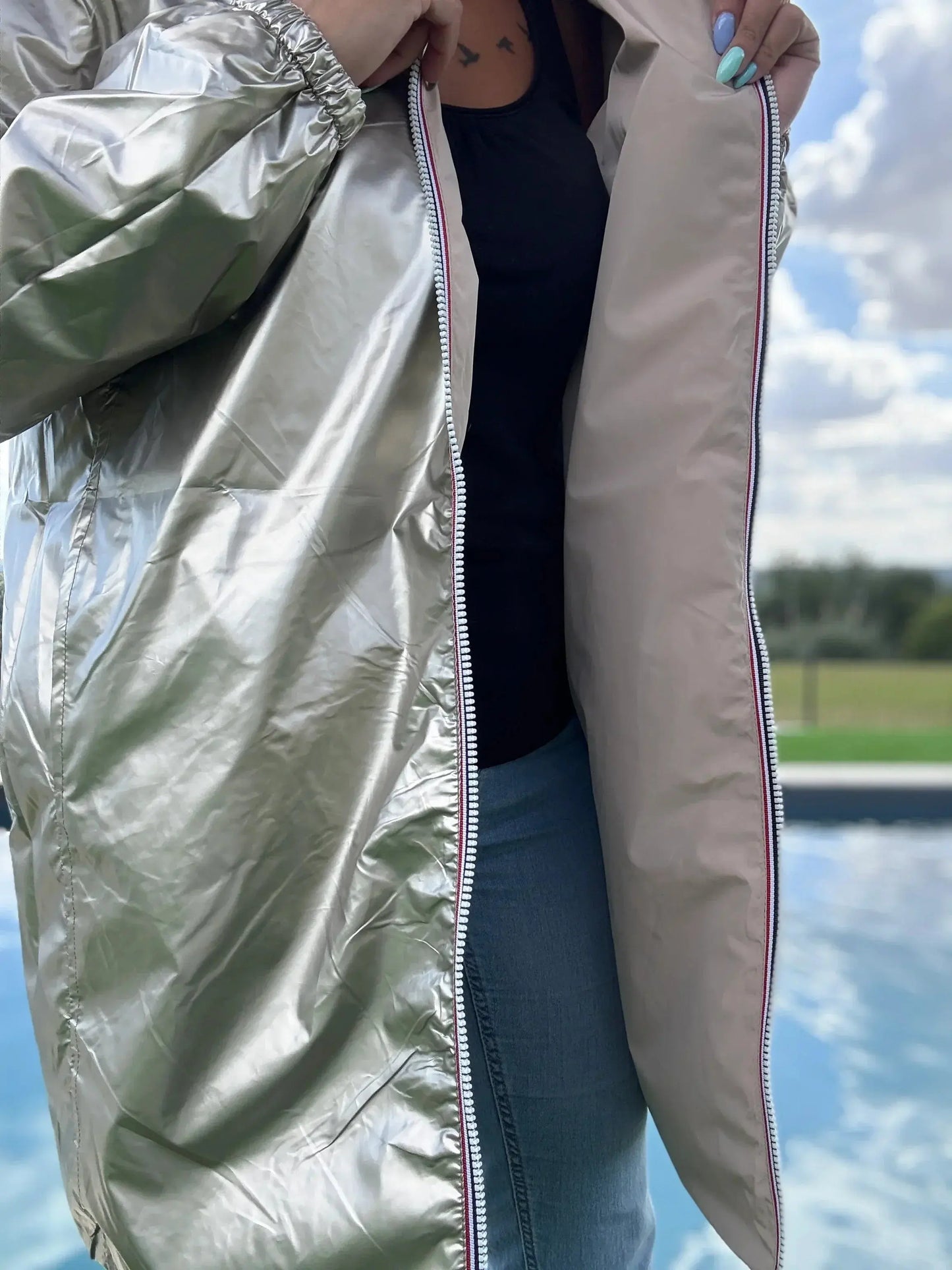 Manteau long réversible imperméable beige doré Melya Melody, style curvy, affiché avec capuche et fermeture éclair.
