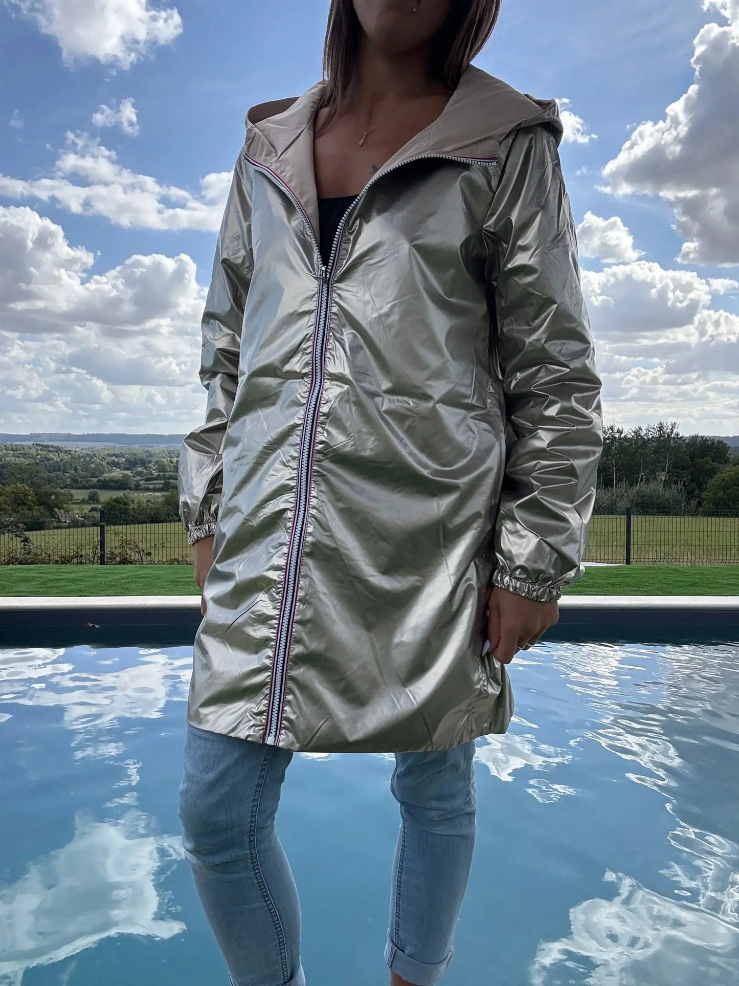 Manteau long réversible imperméable beige doré Melya Melody, style curvy, visible avec capuche et fermeture éclair.