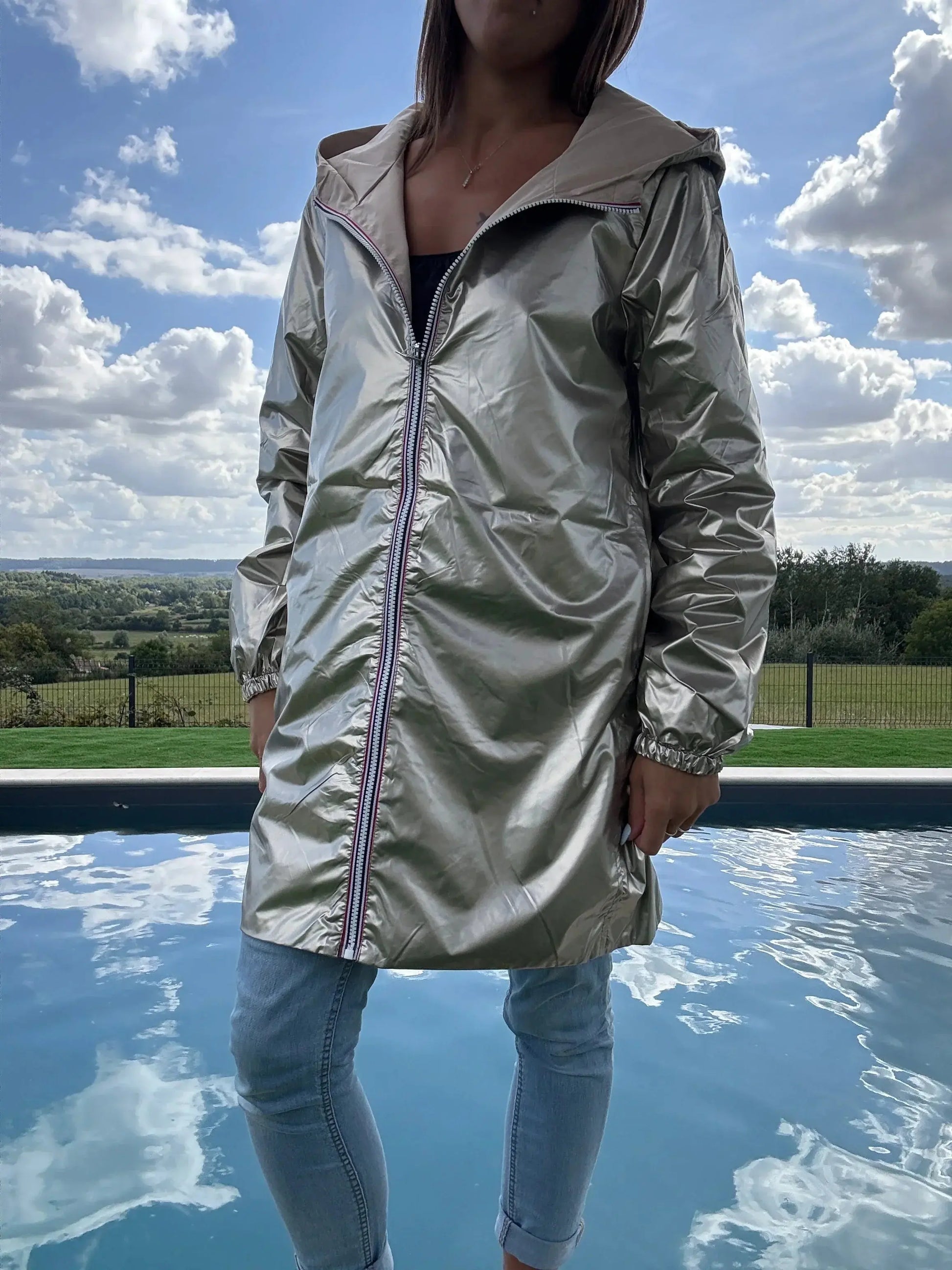 Manteau long réversible imperméable beige doré Melya Melody, style curvy, visible avec capuche et fermeture éclair.
