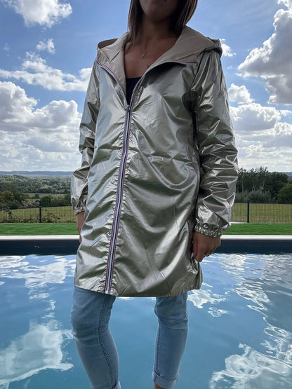 Manteau long réversible imperméable beige doré Melya Melody, style curvy, visible avec capuche et fermeture éclair.