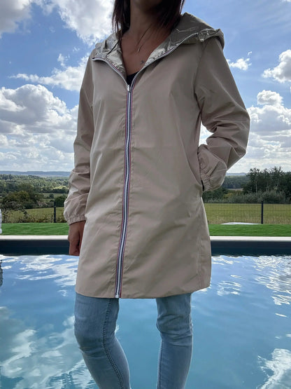 Manteau long réversible imperméable beige doré Melya Melody, coupe curvy, détails de finition élégants et tissu imperméable.