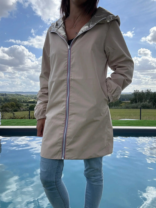 Manteau long réversible imperméable beige doré Melya Melody, coupe curvy, détails de finition élégants et tissu imperméable.