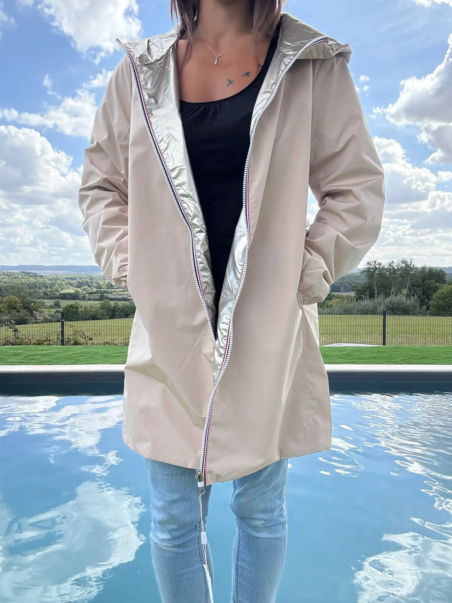 Manteau long réversible imperméable beige doré Melya Melody pour femmes, finition élégante et style curvy.