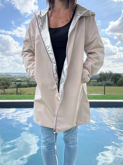 Manteau long réversible imperméable beige doré Melya Melody pour femmes, finition élégante et style curvy.