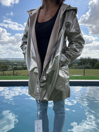 Manteau long réversible imperméable beige doré de la marque Melya Melody, conçu pour les silhouettes curvy, visible en image.