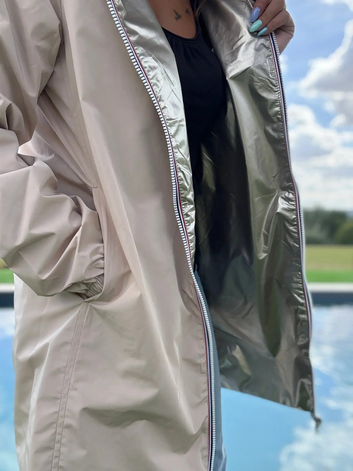 Manteau long réversible imperméable beige doré Melya Melody pour femmes, style curvy, visible avec capuche et fermeture éclair.