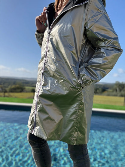 Manteau léger long réversible imperméable noir et doré de la marque Melya Melody, vue de face.
