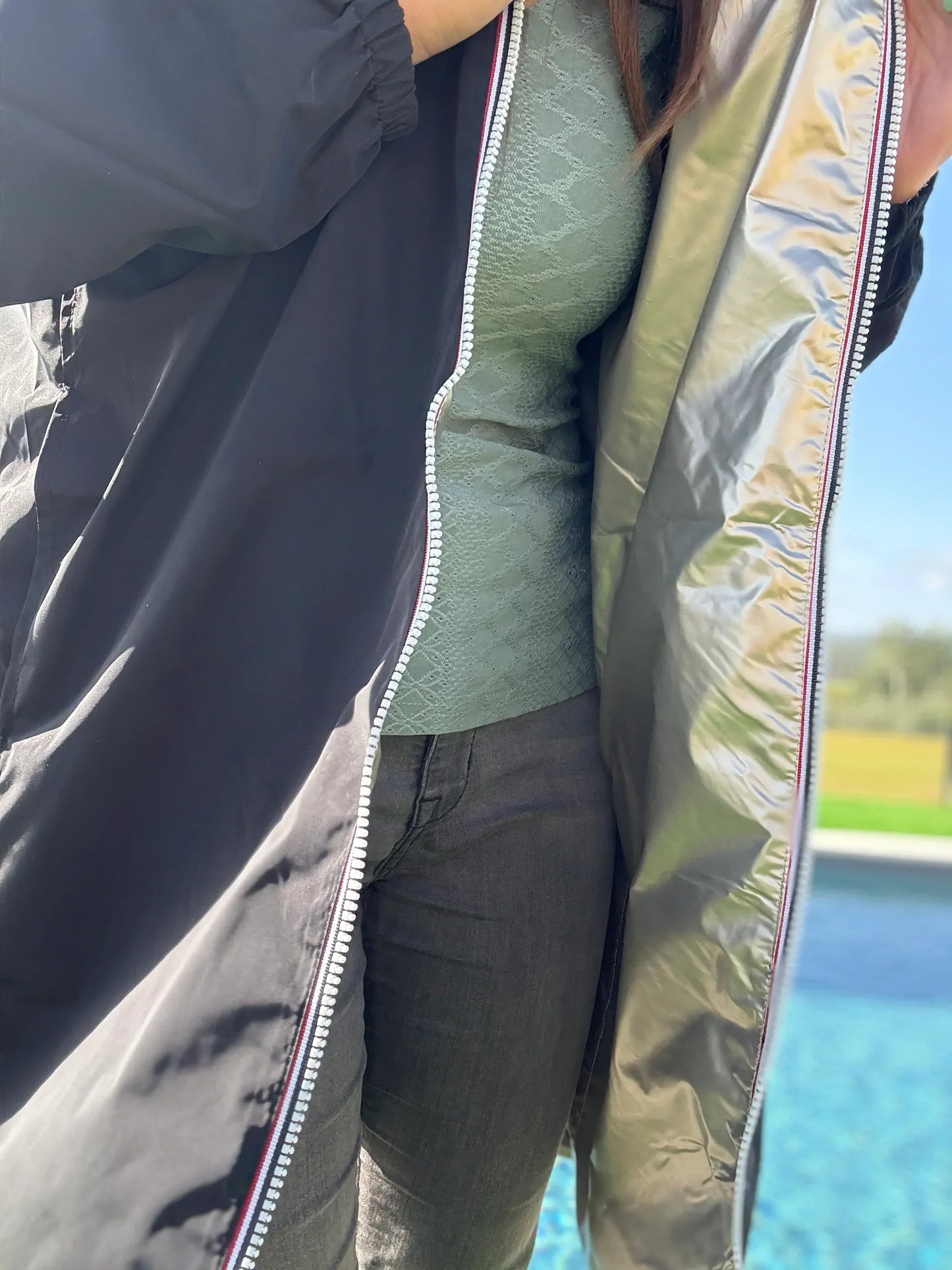 Manteau léger long réversible noir et doré de la marque Melya Melody, imperméable avec capuche et fermeture à boutons.