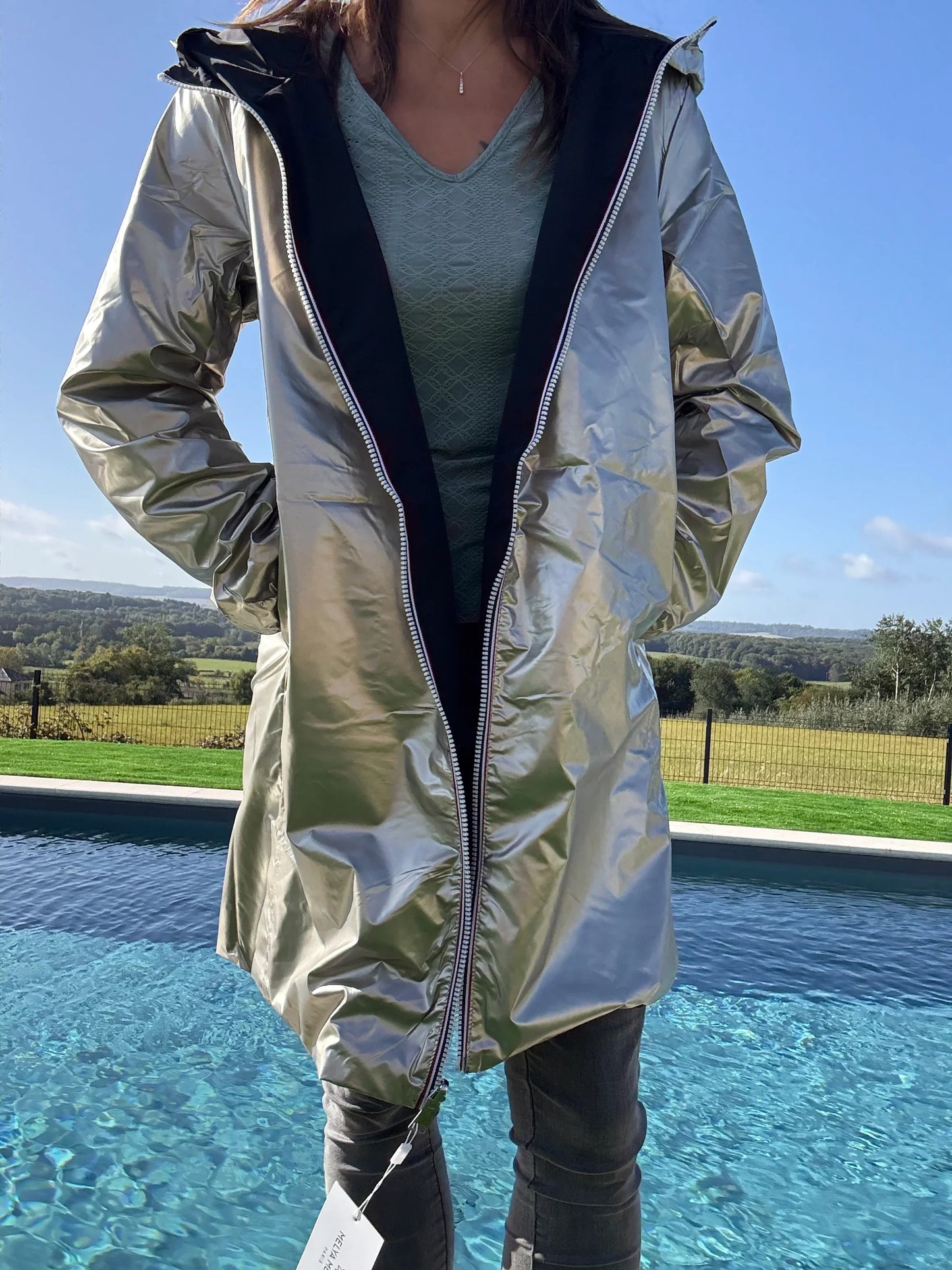 Manteau léger long réversible noir et doré Melya Melody, imperméable, avec capuche, vue de face.