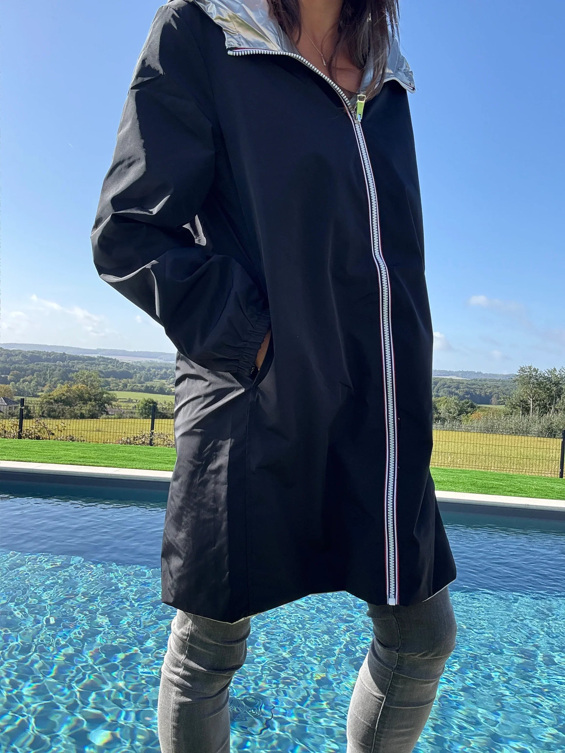 Manteau léger long réversible Melya Melody noir et doré, imperméable, avec finition élégante et style moderne.