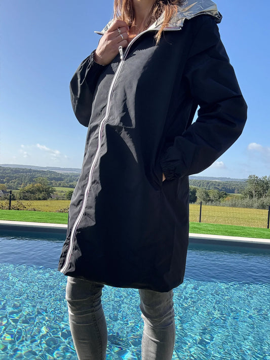 Manteau long réversible noir et doré Melya Melody, léger et imperméable, vue de face sur un fond neutre.
