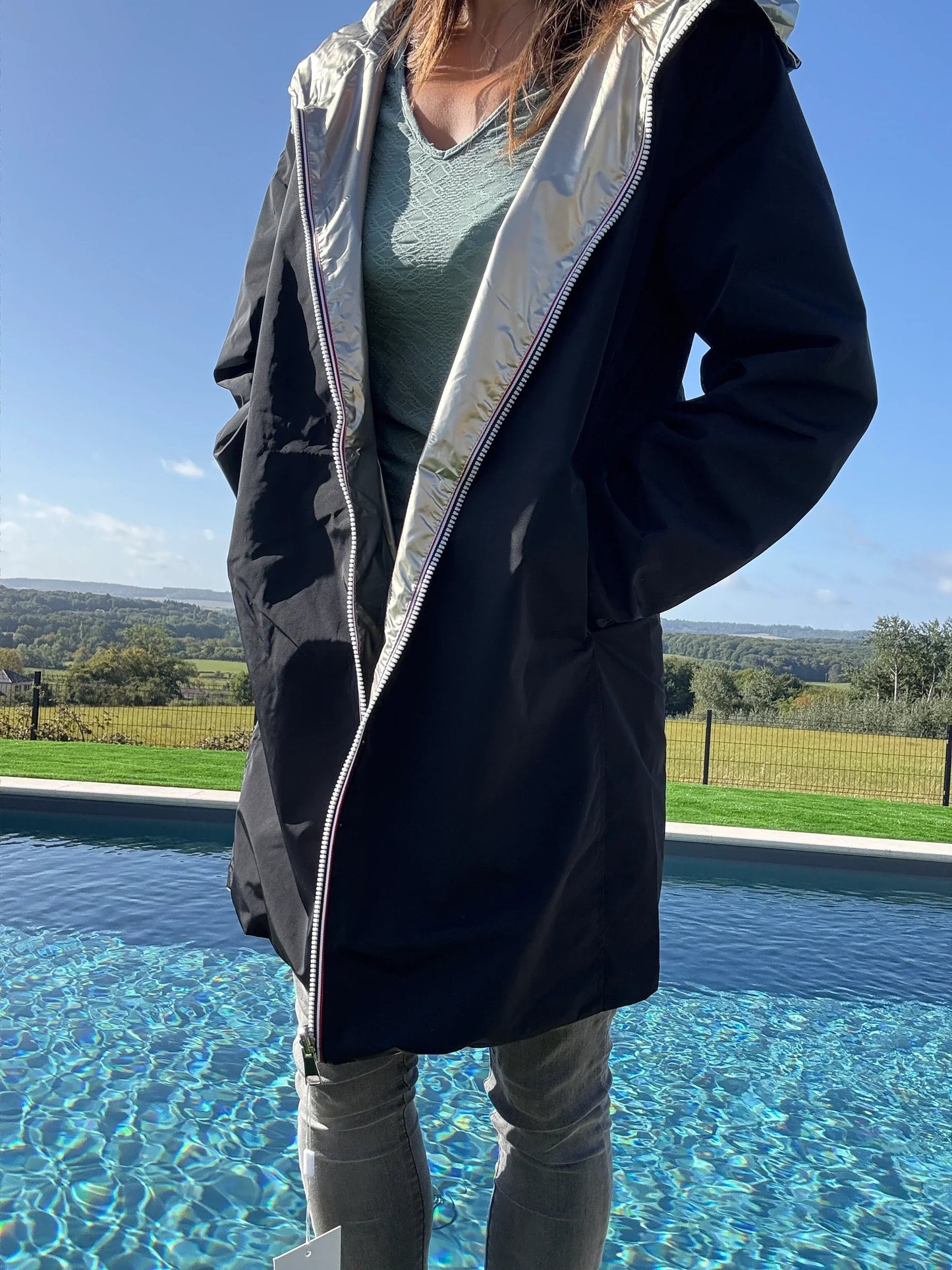 Manteau léger long réversible imperméable noir et doré de la marque Melya Melody, visible avec doublure dorée et style élégant.