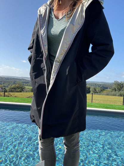 Manteau léger long réversible imperméable noir et doré de la marque Melya Melody, visible avec doublure dorée et style élégant.