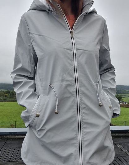 New Lolo - Manteau mi long léger imperméable gris - Curvy - Le Petit Placard