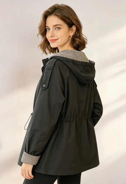 Veste de Pluie Femme Noire – Capuche Intégrée, Taille Cintrée à Cordon & Intérieur Pied-de-Poule