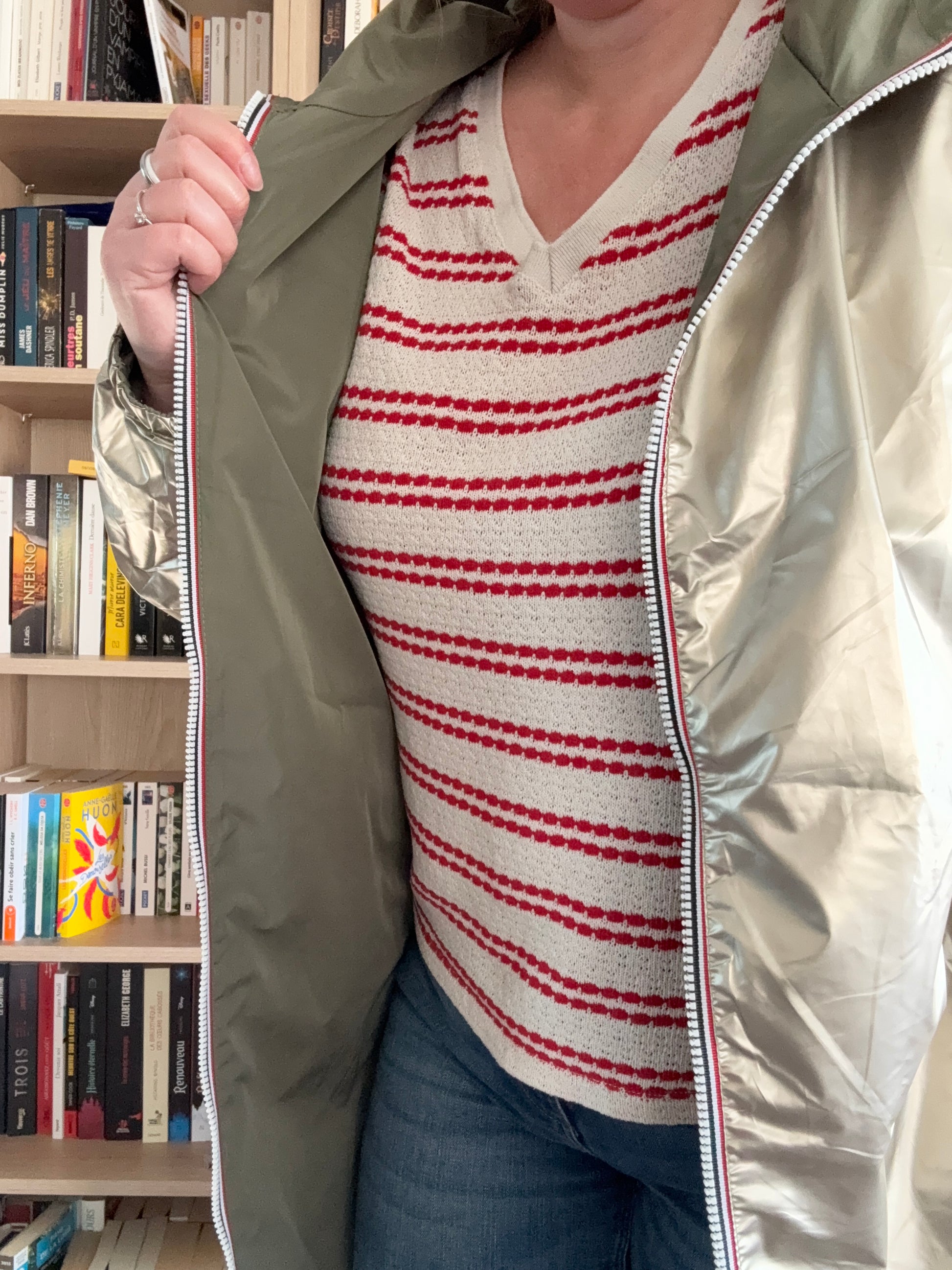 Intérieur doublure dorée de l'imperméable kaki femme Melya Melody, ouvert sur un pull rayé rouge et blanc