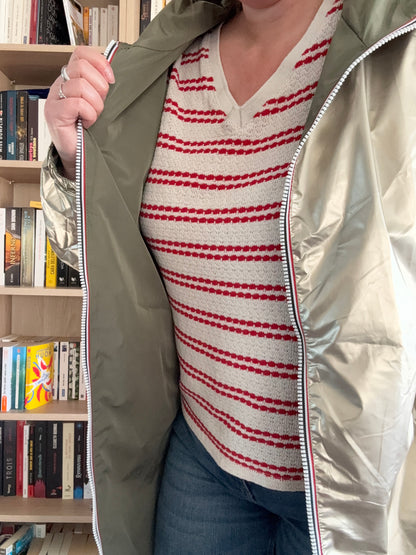 Intérieur doublure dorée de l'imperméable kaki femme Melya Melody, ouvert sur un pull rayé rouge et blanc