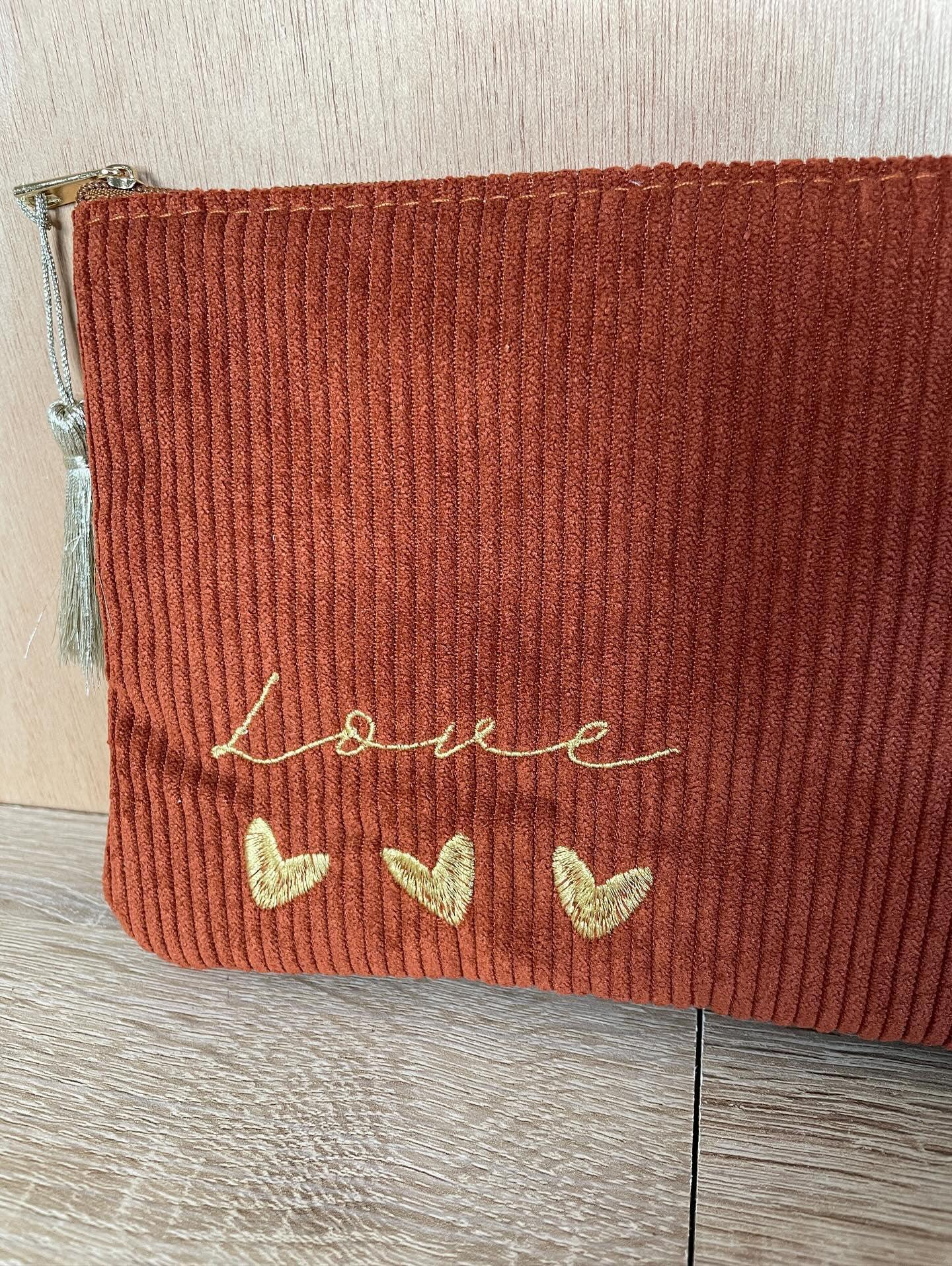 Pochette velours côtelé brique écriture Love - Le Petit Placard