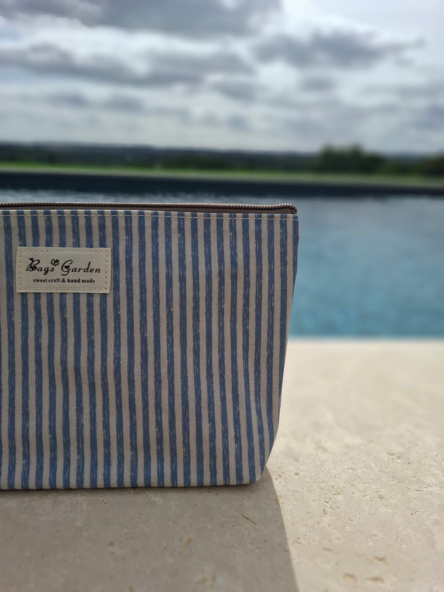Pochette trousse en tissu imperméabilisé bleu marine et blanc
