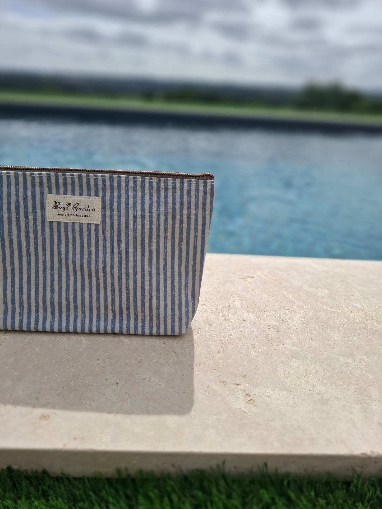 Pochette trousse en tissu imperméabilisé bleu marine et blanc