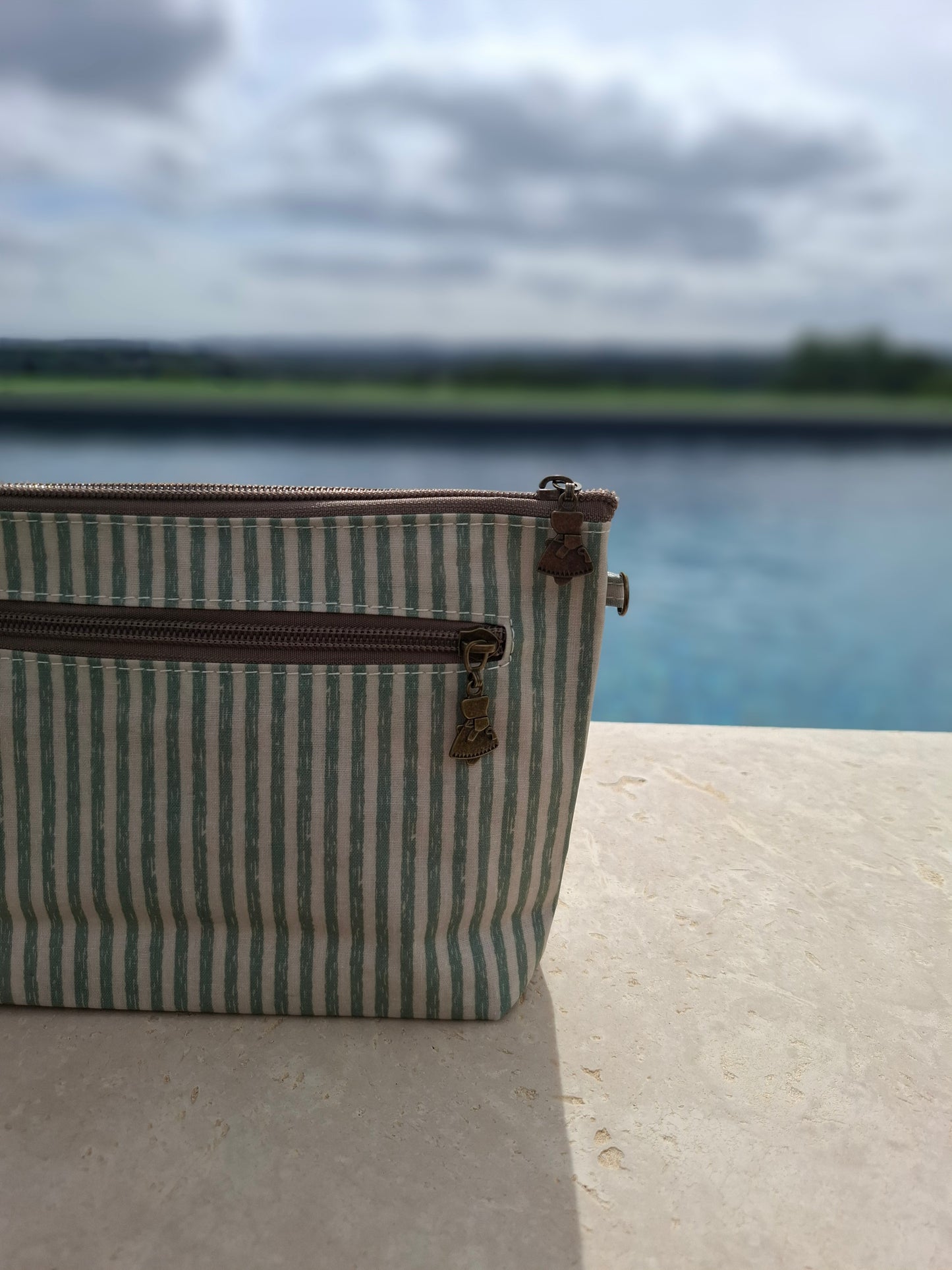 Pochette trousse en tissu imperméabilisé vert d’eau et blanc