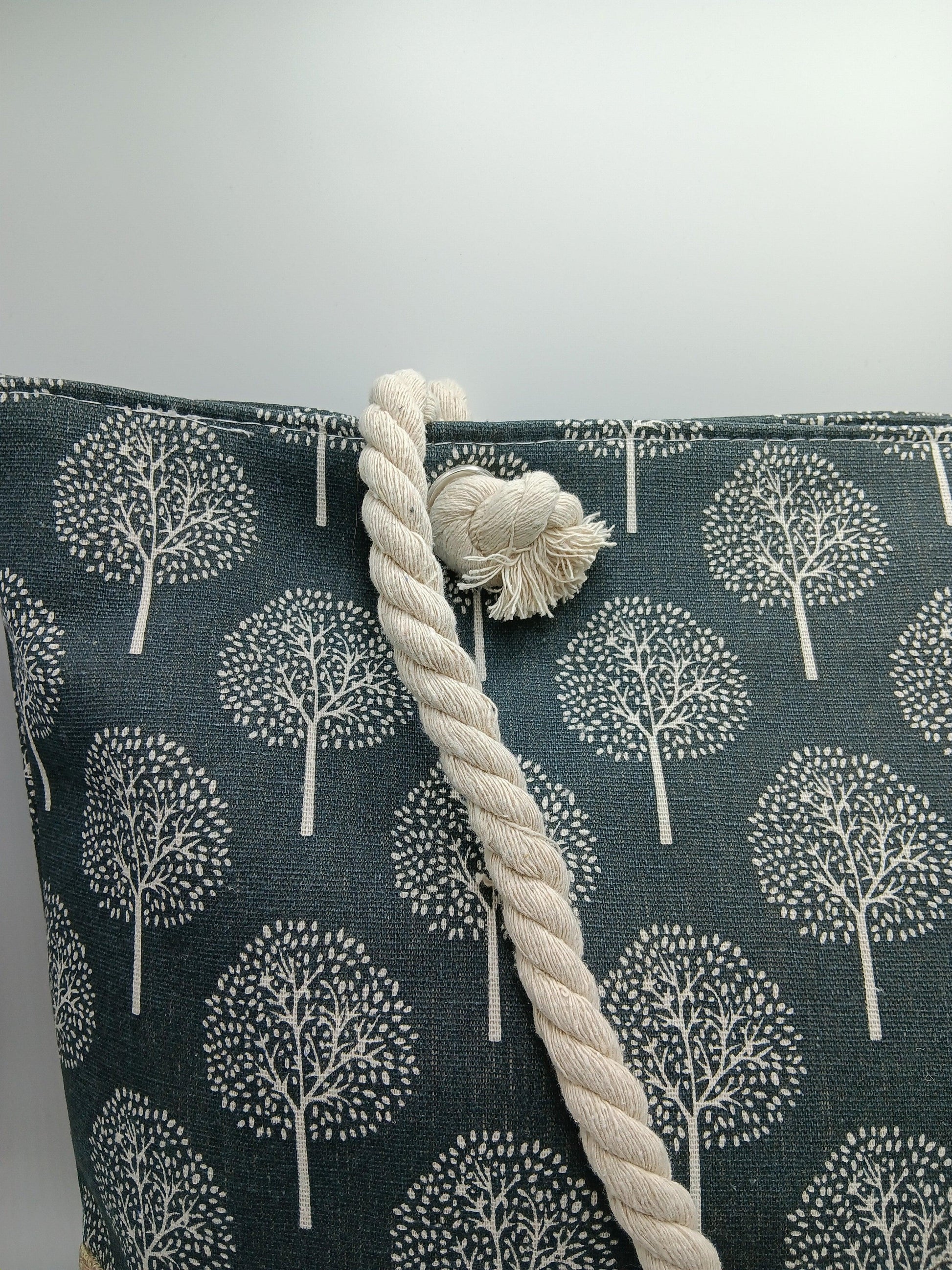 Sac à main de plage porté à l’épaule gris foncé motifs arbres - Le Petit Placard