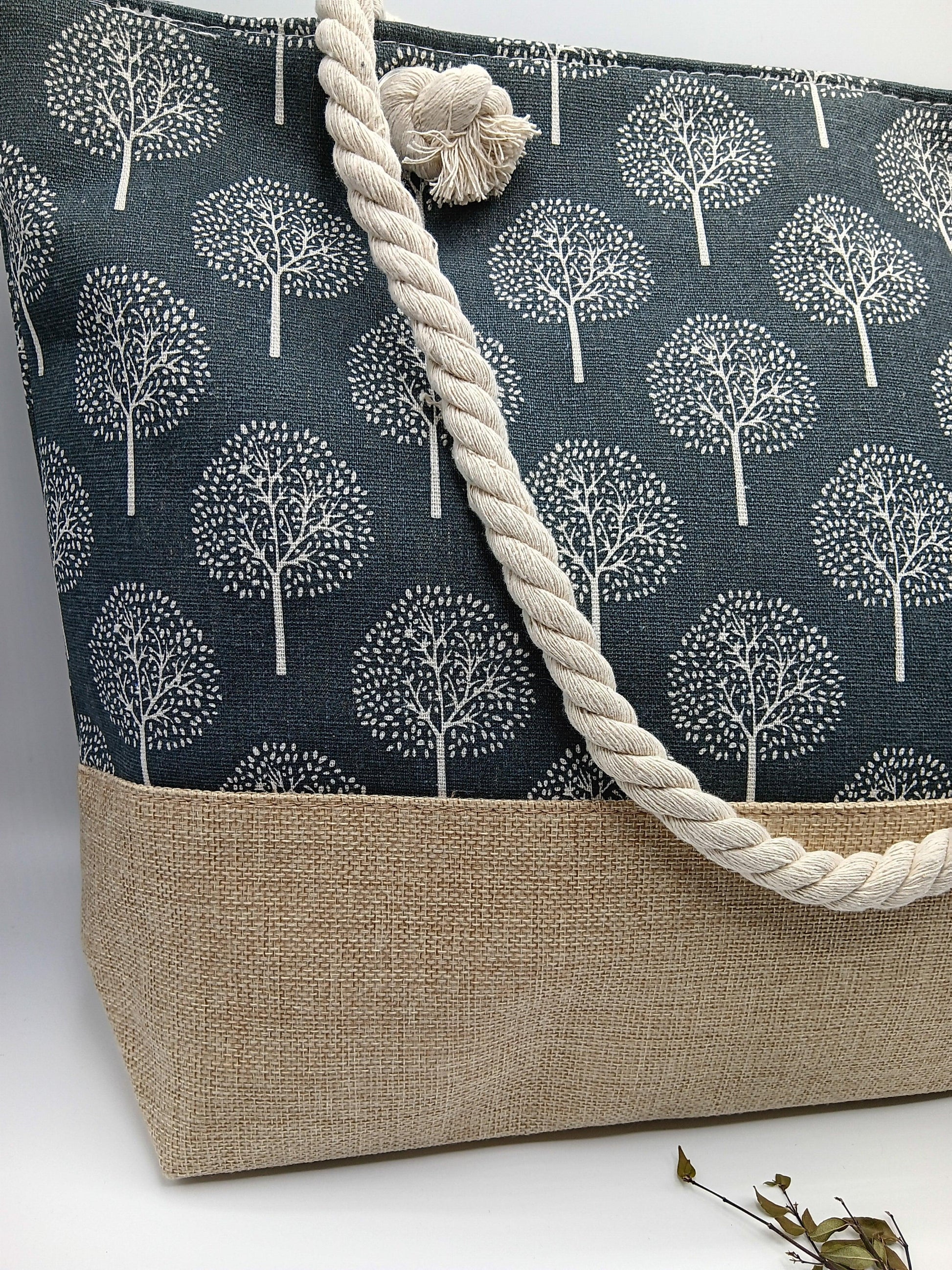 Sac à main de plage porté à l’épaule gris foncé motifs arbres - Le Petit Placard