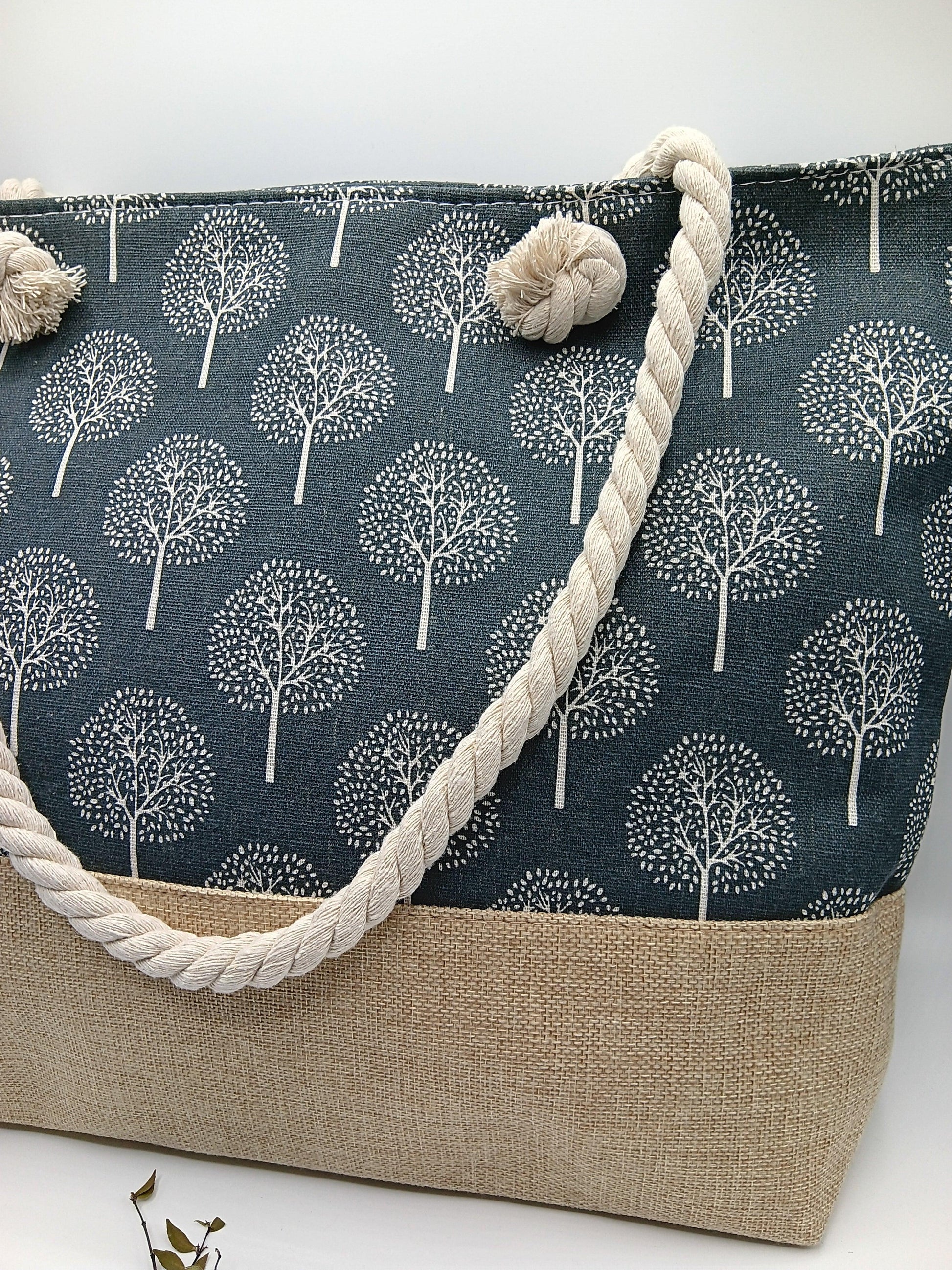 Sac à main de plage porté à l’épaule gris foncé motifs arbres - Le Petit Placard