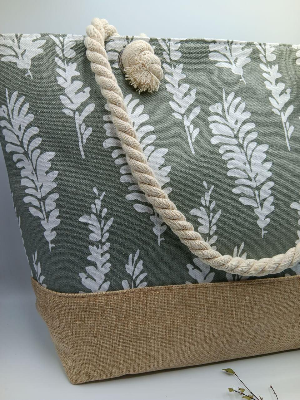 Sac à main de plage porté à l’épaule gris motifs plumes - Le Petit Placard