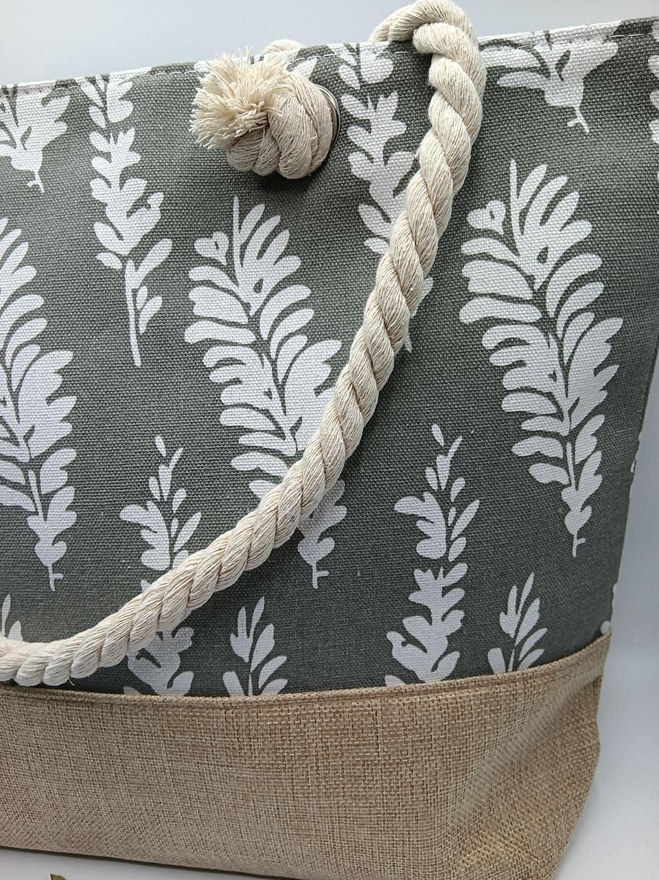 Sac à main de plage porté à l’épaule gris motifs plumes - Le Petit Placard