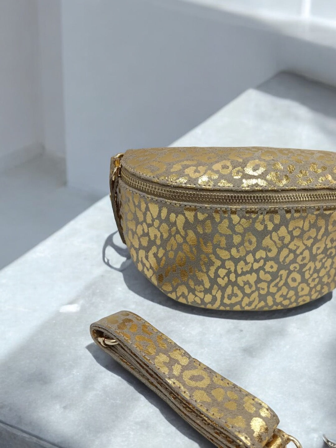 Sac banane croûte de cuir motif léopard doré 1 poche - Le Petit Placard