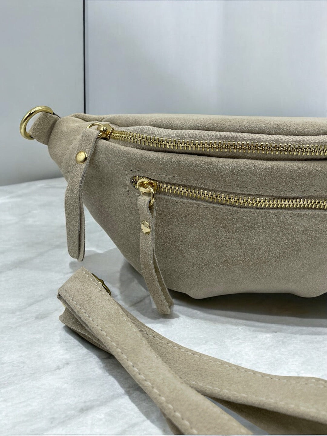 Sac banane croute de cuir velours 2 poches beige clair - Le Petit Placard