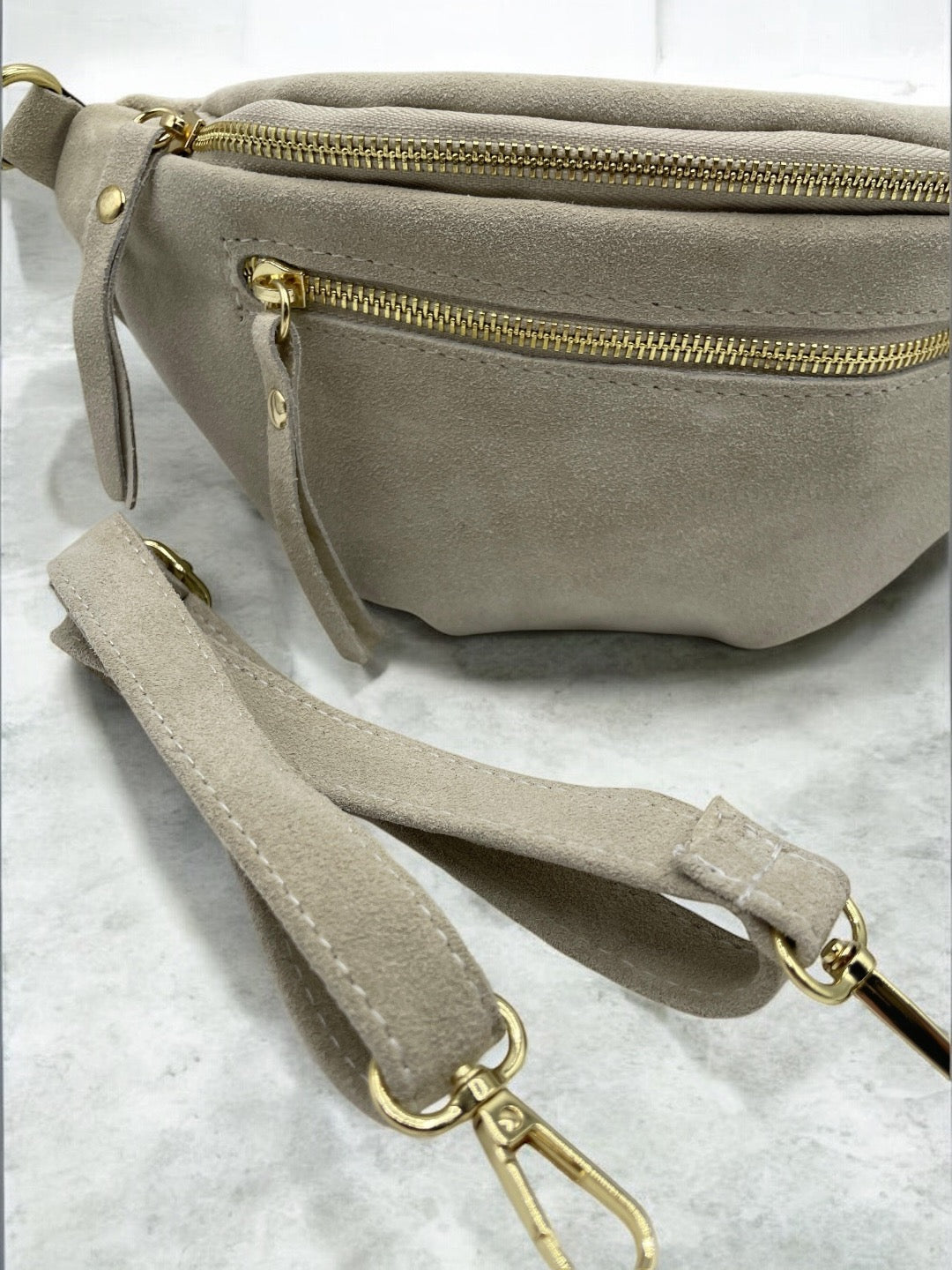 Sac banane croute de cuir velours 2 poches beige clair - Le Petit Placard