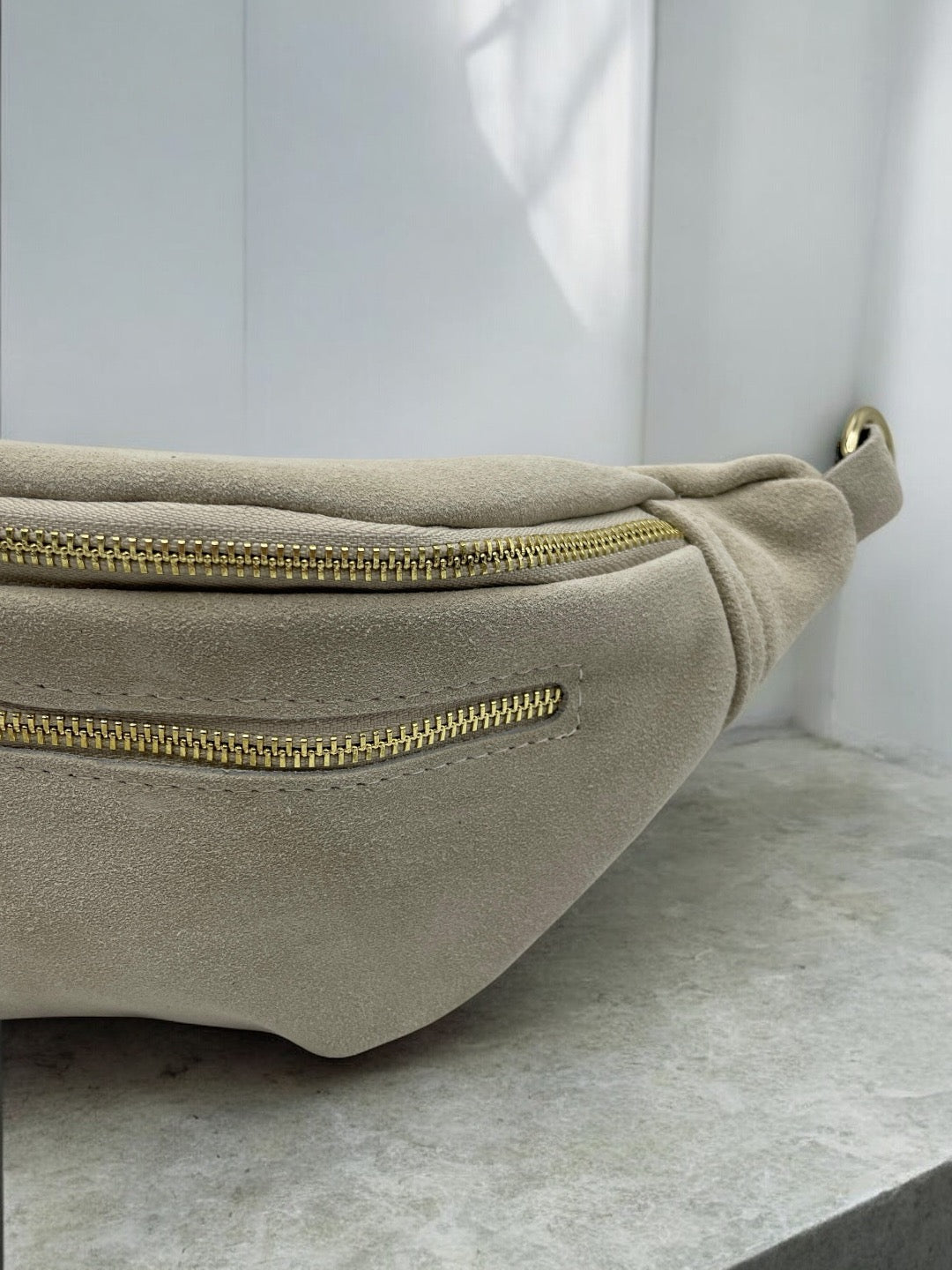 Sac banane croute de cuir velours 2 poches beige clair - Le Petit Placard