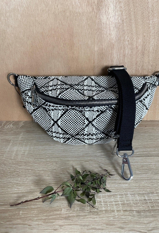 Sac banane effet tissu tressé noir et blanc - Le Petit Placard