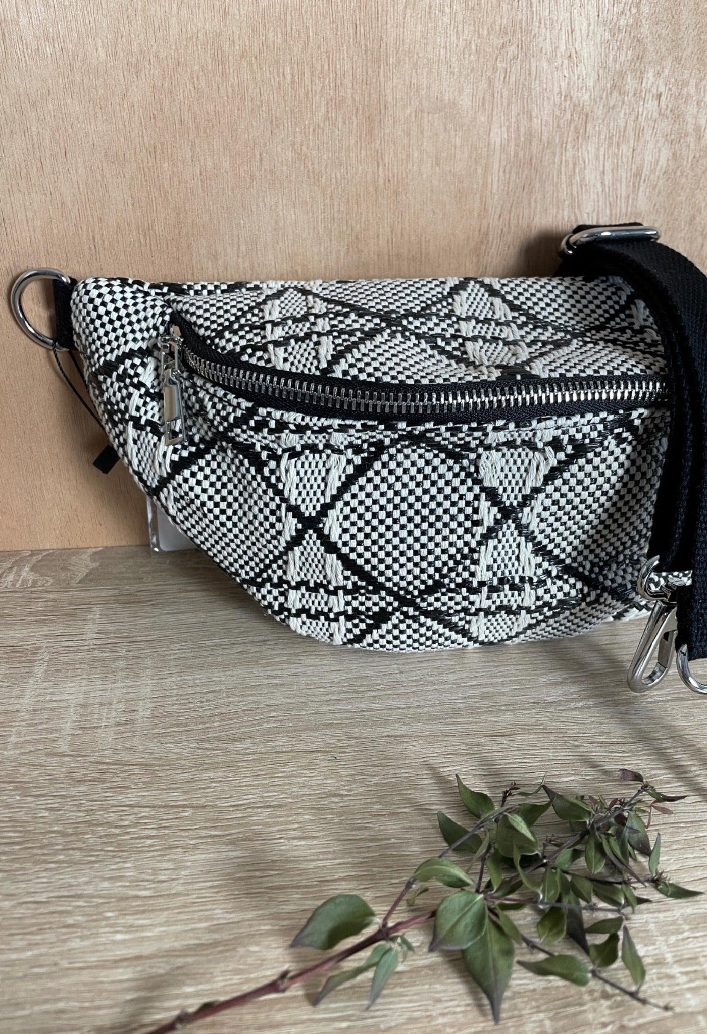 Sac banane effet tissu tressé noir et blanc - Le Petit Placard