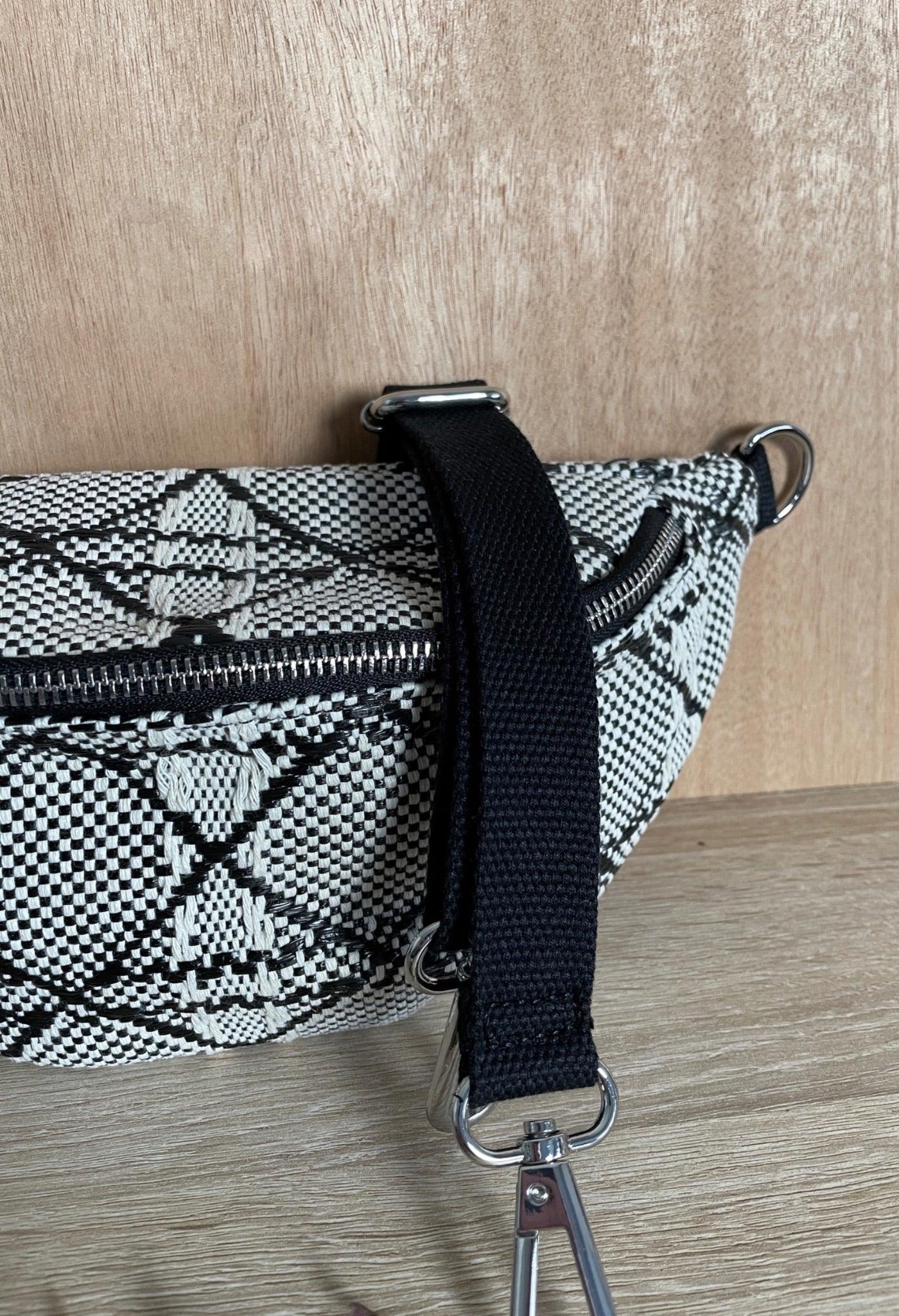 Sac banane effet tissu tressé noir et blanc - Le Petit Placard